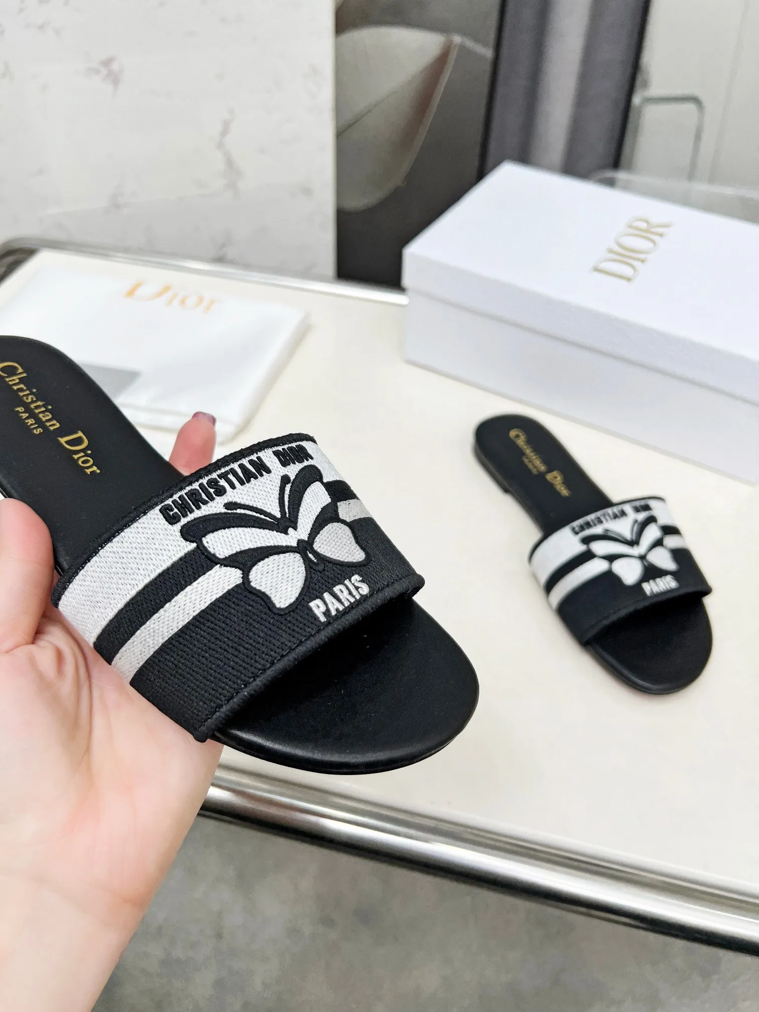 👟👟Ex-factory price 280👟👟 Genuine leather sole +30 CD•Dior women's presbyopic embroidered leather sole slippers Christian Dior has always been synonymous with magnificence and elegance, and has always been at the top of the fashion palace👍 What is particularly worth mentioning is: the embroidered ✨ pattern on the sole reproduces one of the cherished symbols of Christian Dior✅ More than a hundred colors to choose from ◽️️Upper: Selected top-quality embroidered cotton ◽️Inner lining: imported sheepskin ◽Number 35-40 (customized at 41.42.43)